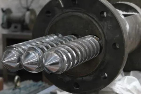 擠出機(jī)機(jī)筒螺桿裂斷的原因是什么？
